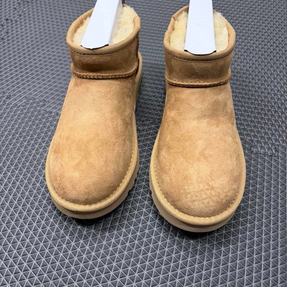 UGG Cozy Shearling Lined Footwear - Picture 6 of 8